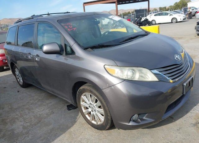 2011 TOYOTA Sienna