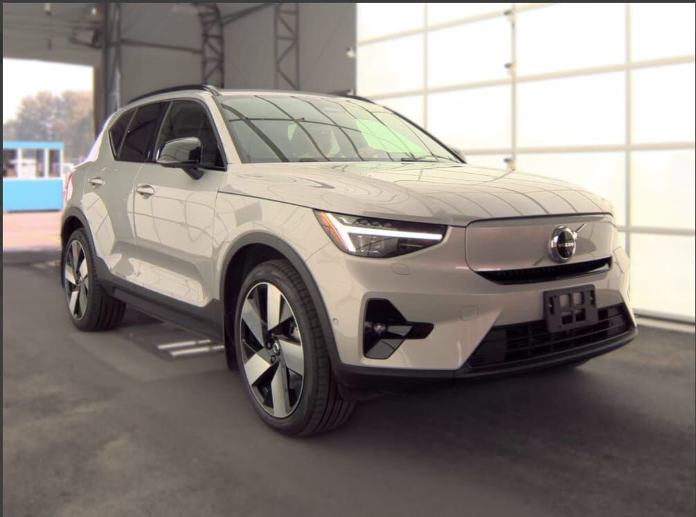 2023 VOLVO XC40