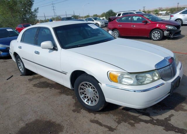 2002 LINCOLN Town Car
