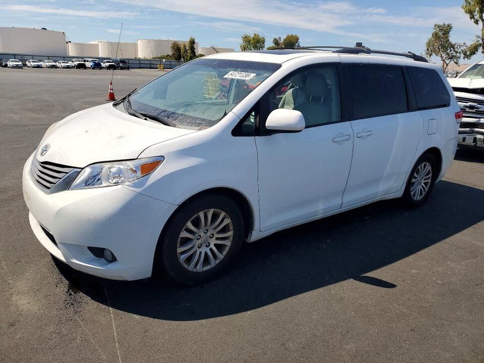 2011 TOYOTA Sienna