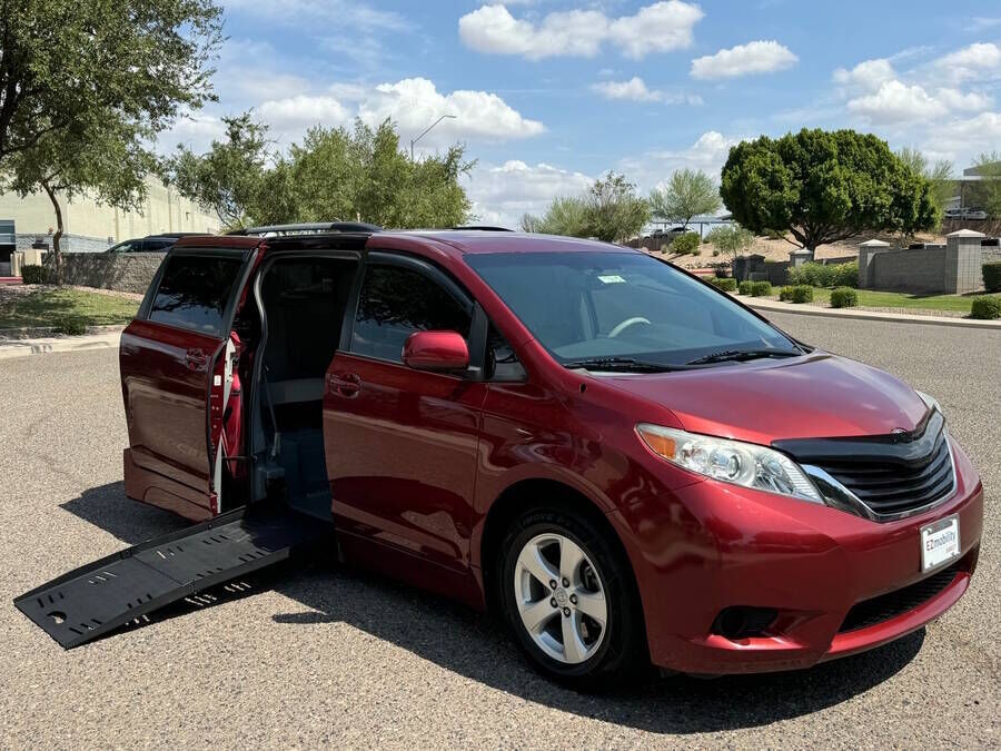 2012 TOYOTA Sienna