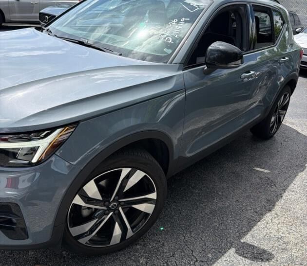 2023 VOLVO XC40