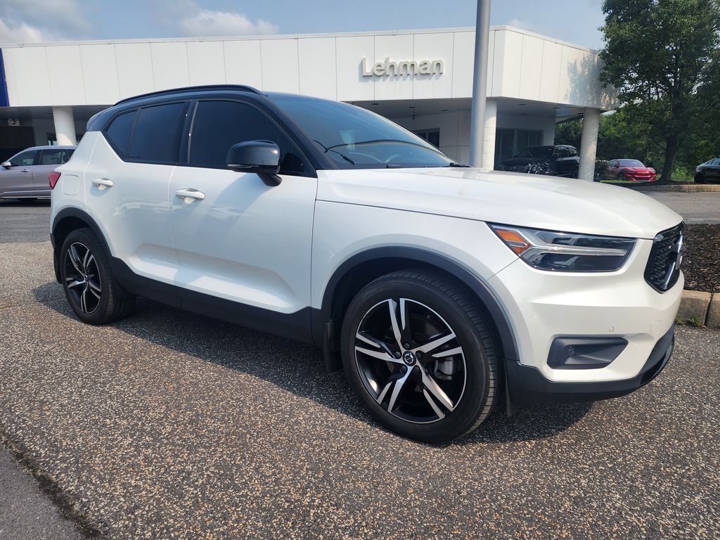 2021 VOLVO XC40