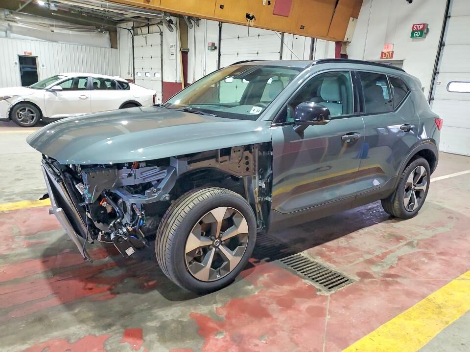 2026 VOLVO XC40