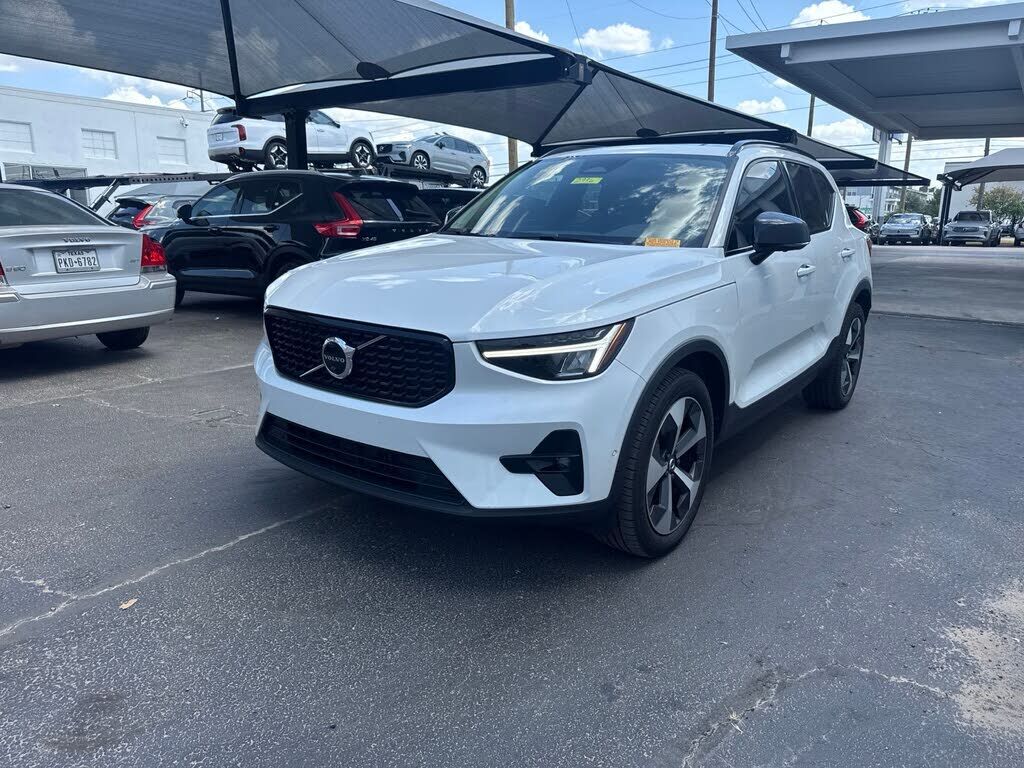 2023 VOLVO XC40