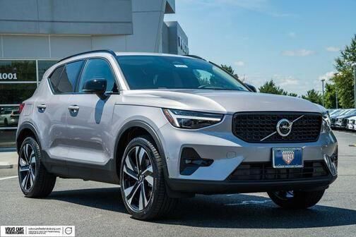 2026 VOLVO XC40