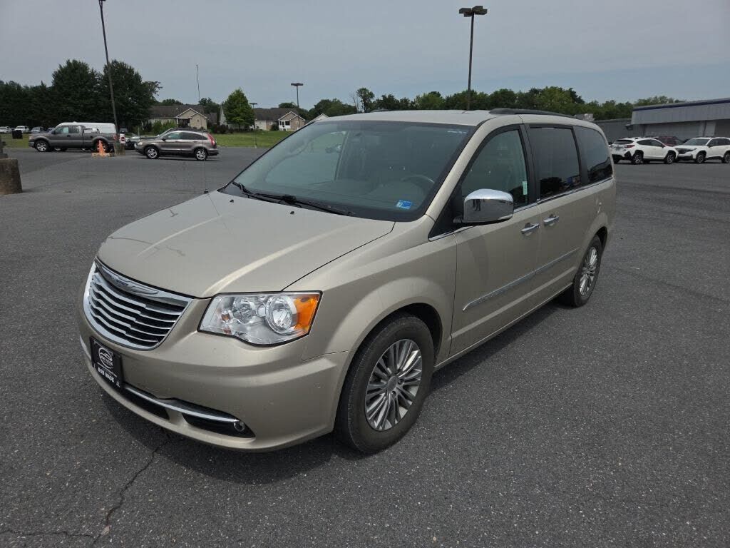 2013 CHRYSLER Town and Country