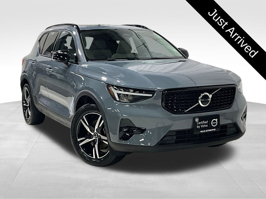 2023 VOLVO XC40