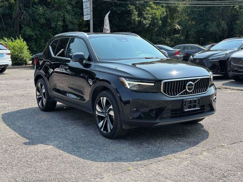 2023 VOLVO XC40