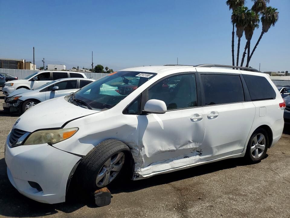 2011 TOYOTA Sienna