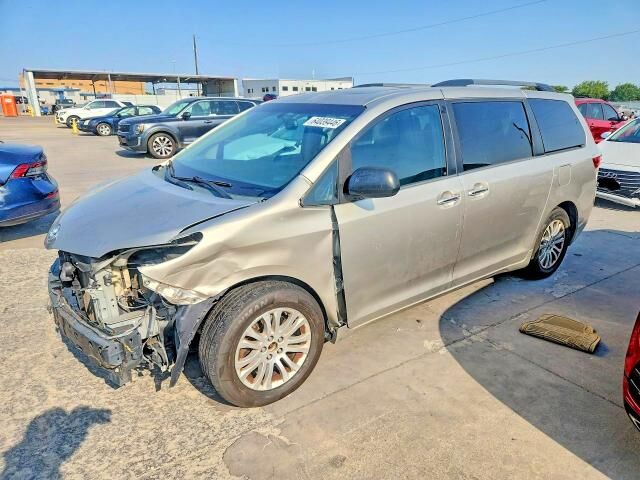 2016 TOYOTA Sienna