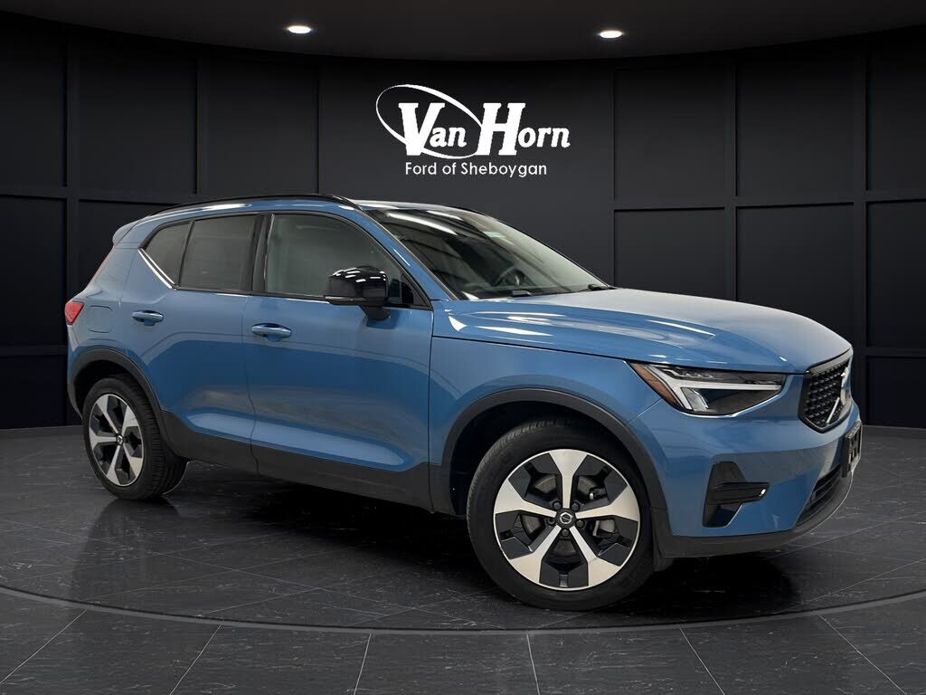 2024 VOLVO XC40