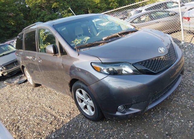 2011 TOYOTA Sienna