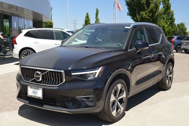 2023 VOLVO XC40