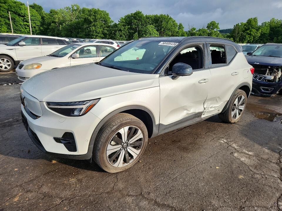 2023 VOLVO XC40