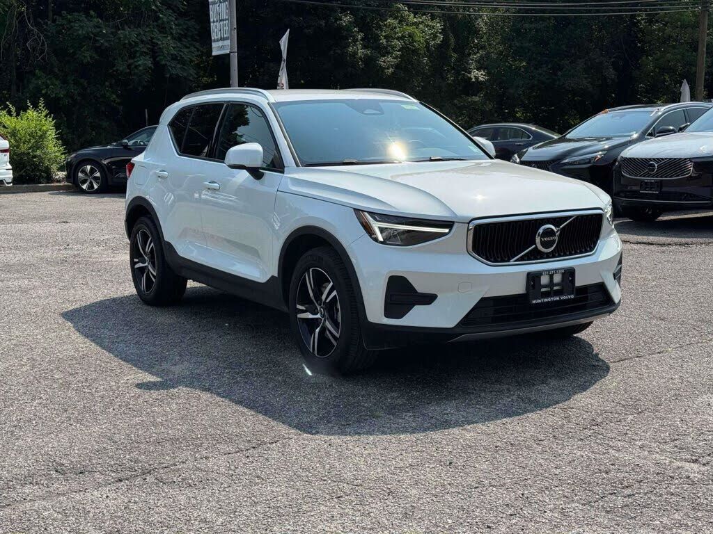 2023 VOLVO XC40