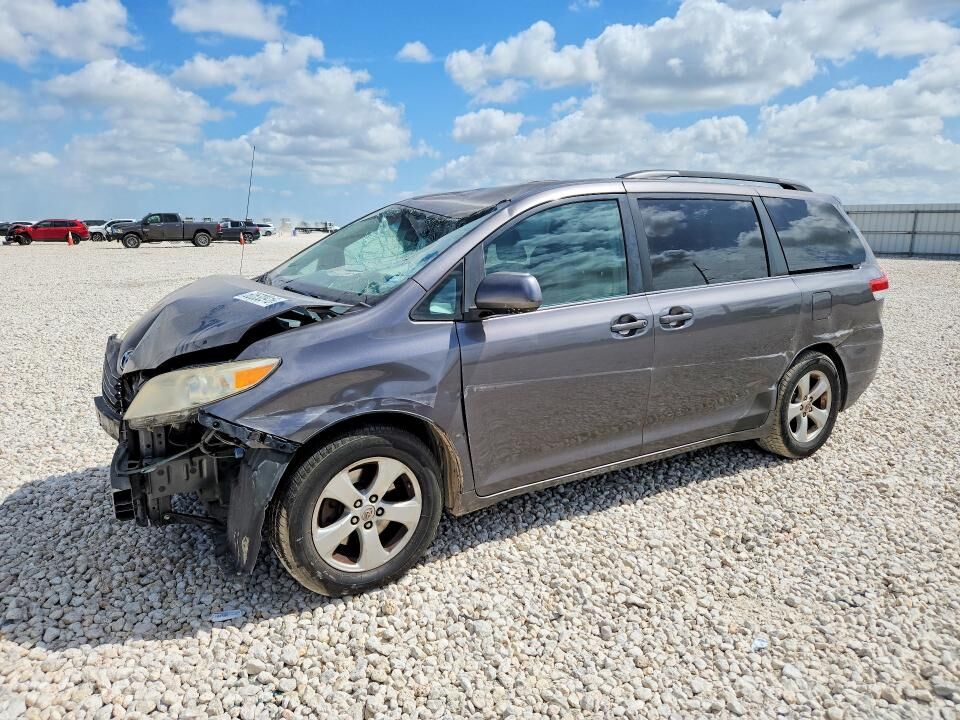 2011 TOYOTA Sienna