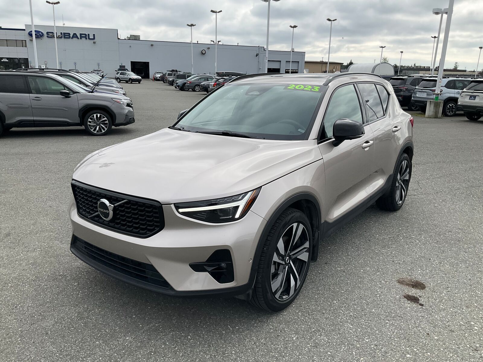 2023 VOLVO XC40
