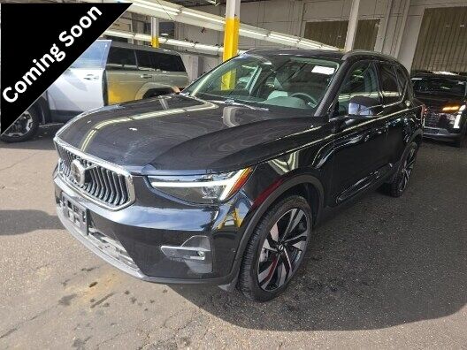 2025 VOLVO XC40