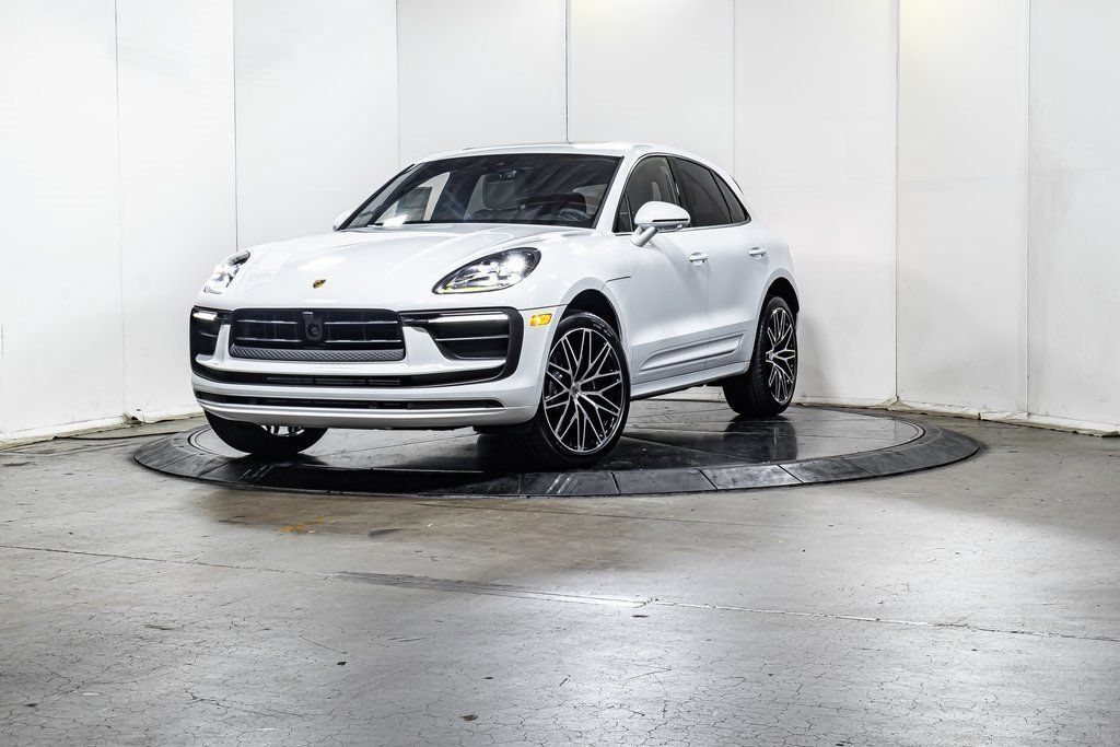 2025 PORSCHE Macan