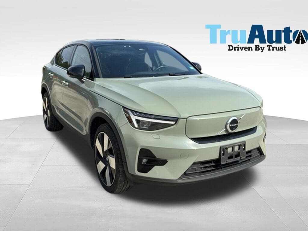 2022 VOLVO C40