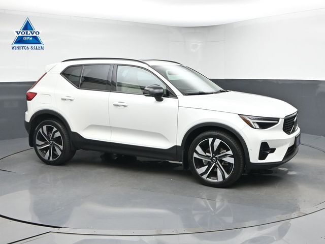 2023 VOLVO XC40