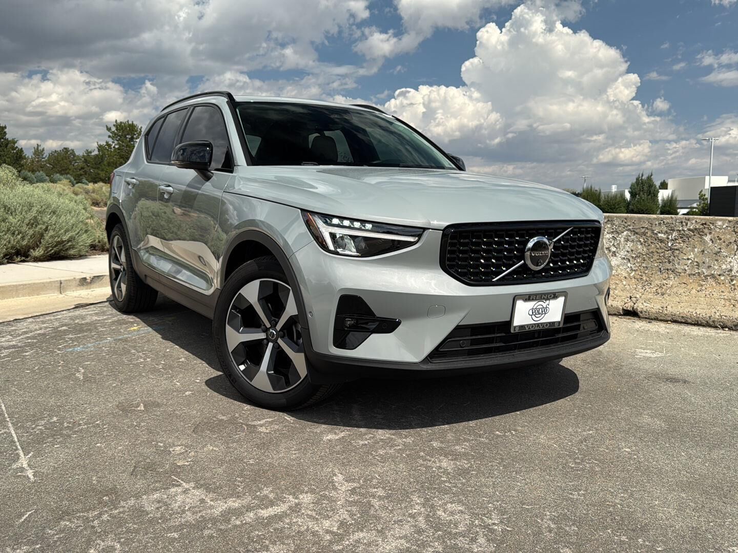 2025 VOLVO XC40