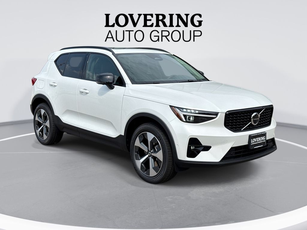 2026 VOLVO XC40