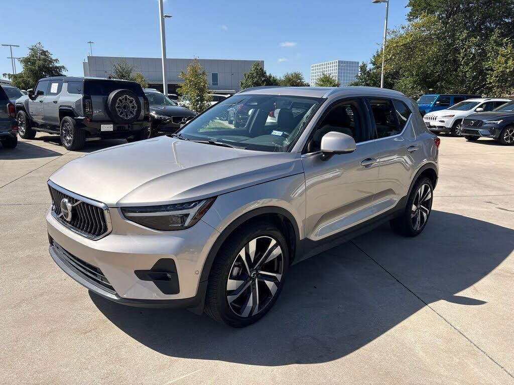 2024 VOLVO XC40