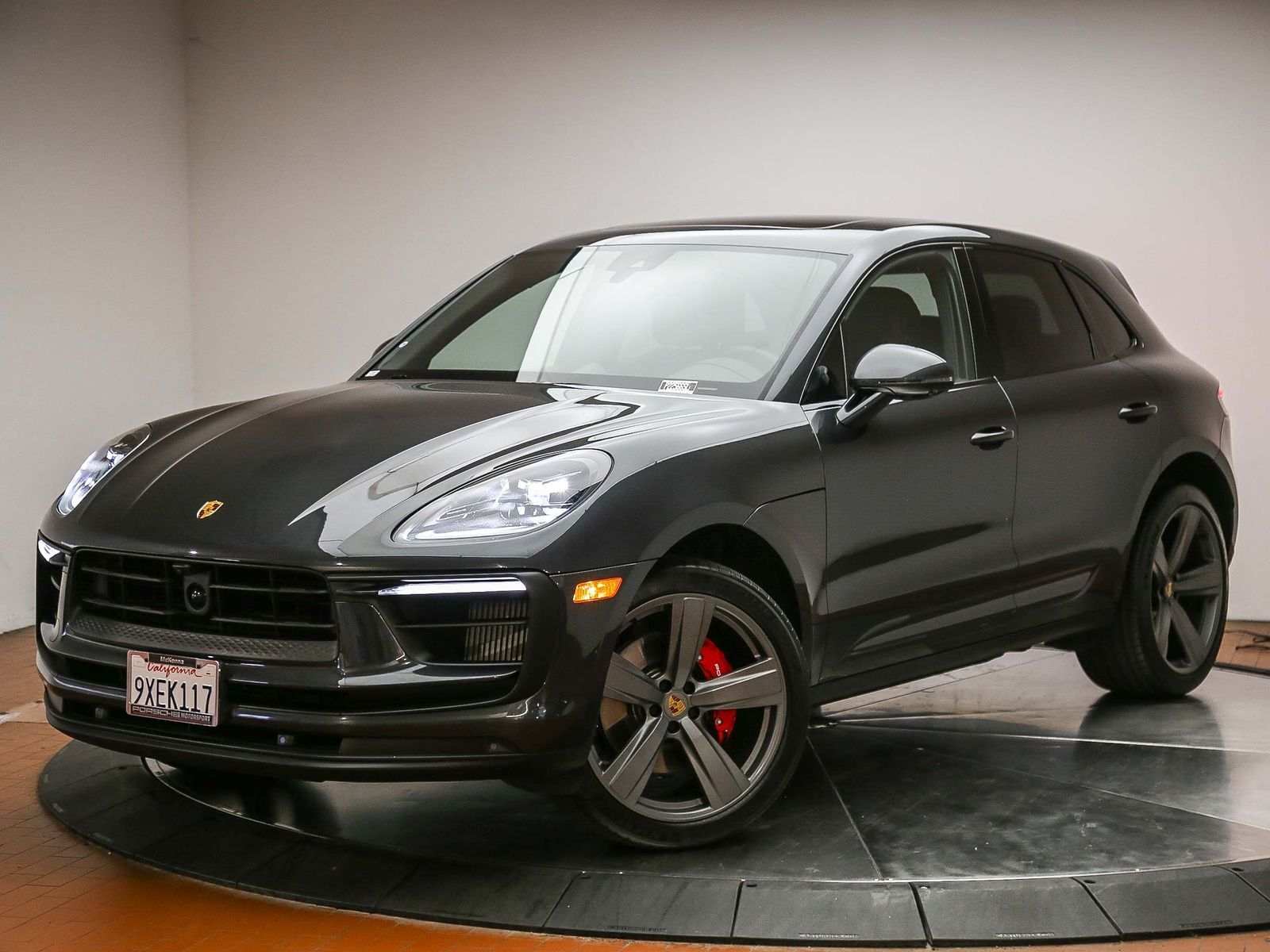 2025 PORSCHE Macan