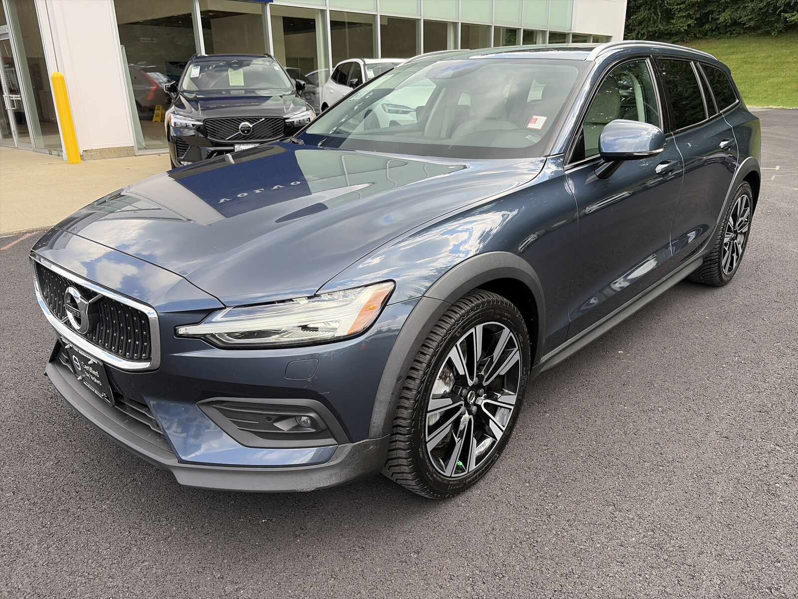 2022 VOLVO V60CC