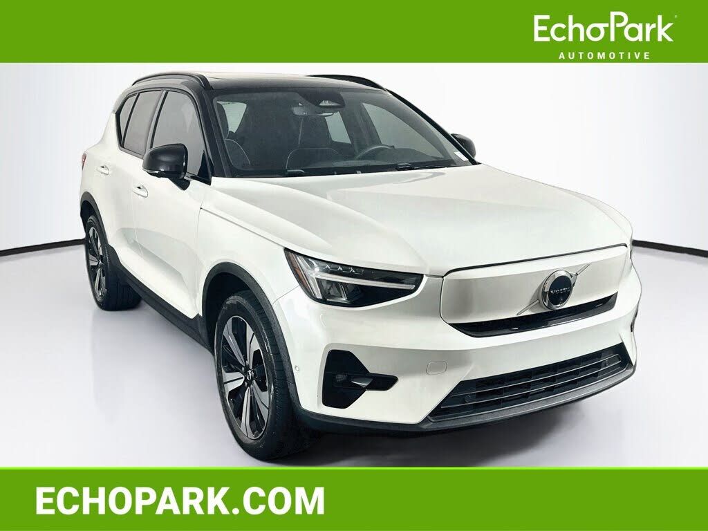2023 VOLVO XC40
