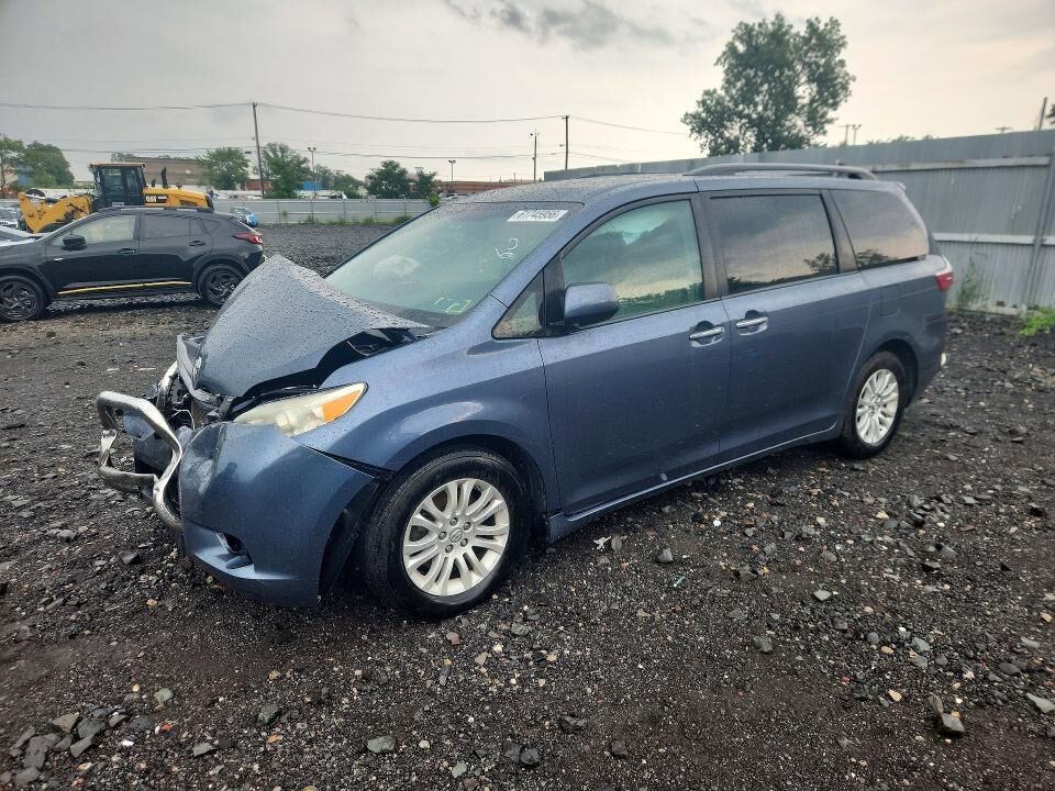 2015 TOYOTA Sienna