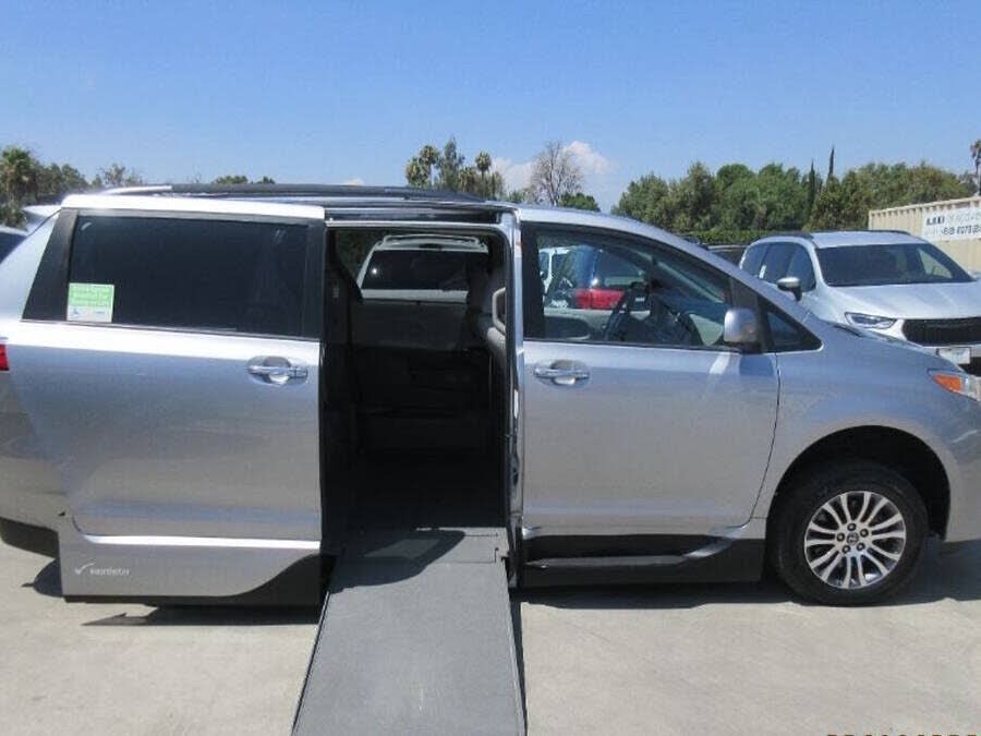 2018 TOYOTA Sienna