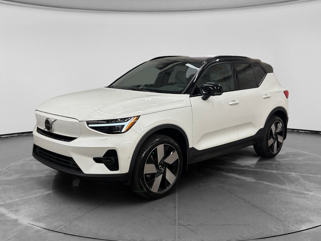 2023 VOLVO XC40