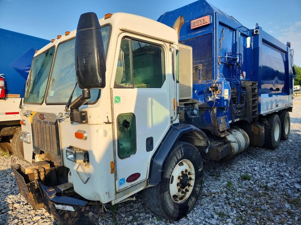 2016 PETERBILT 320