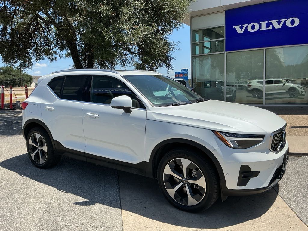 2025 VOLVO XC40