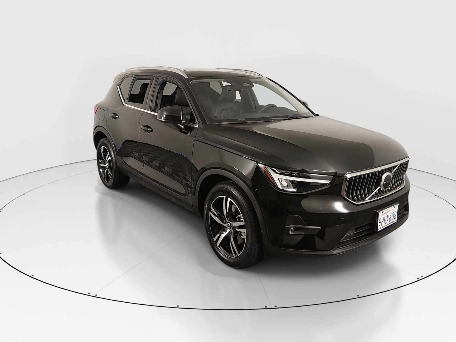 2023 VOLVO XC40