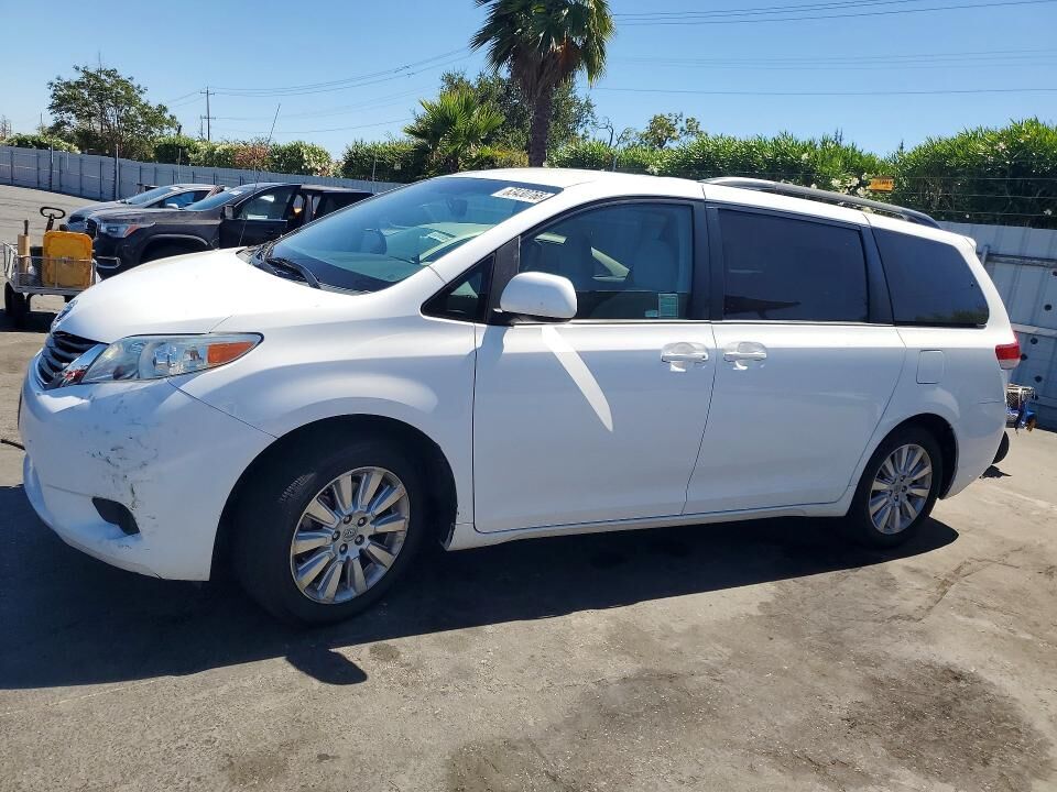 2014 TOYOTA Sienna