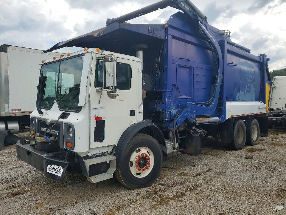 2010 MACK MRU