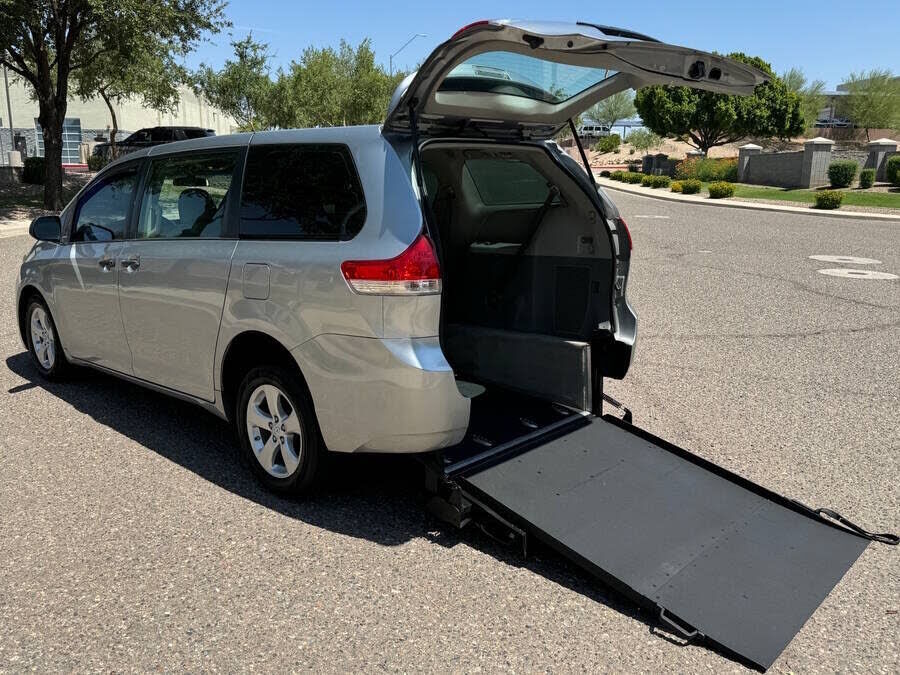 2013 TOYOTA Sienna