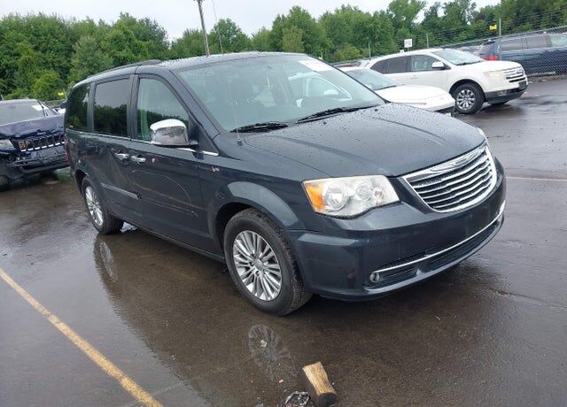 2013 CHRYSLER Town and Country