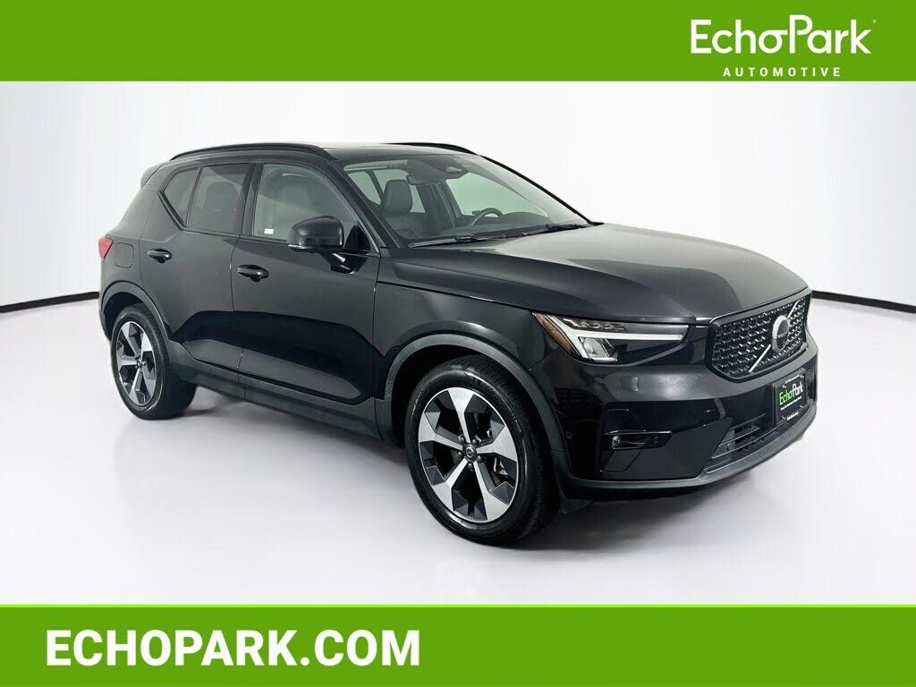 2023 VOLVO XC40