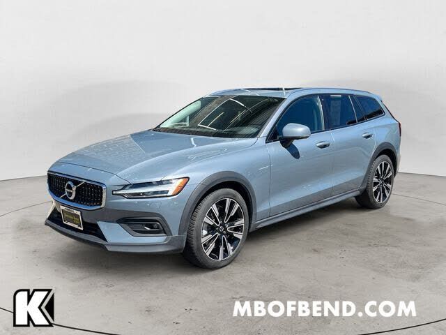 2022 VOLVO V60CC