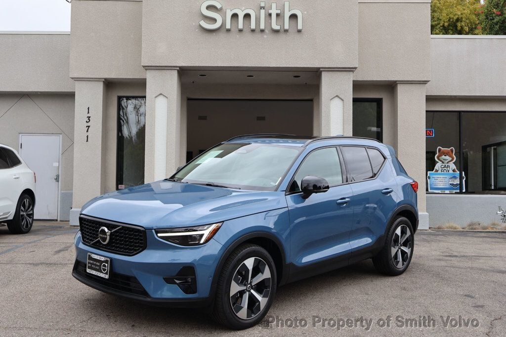 2023 VOLVO XC40