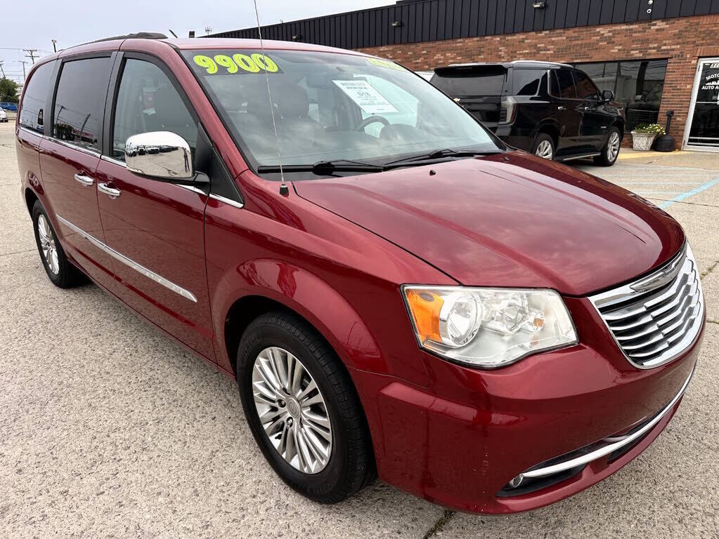 2013 CHRYSLER Town and Country