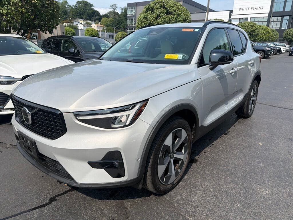 2024 VOLVO XC40