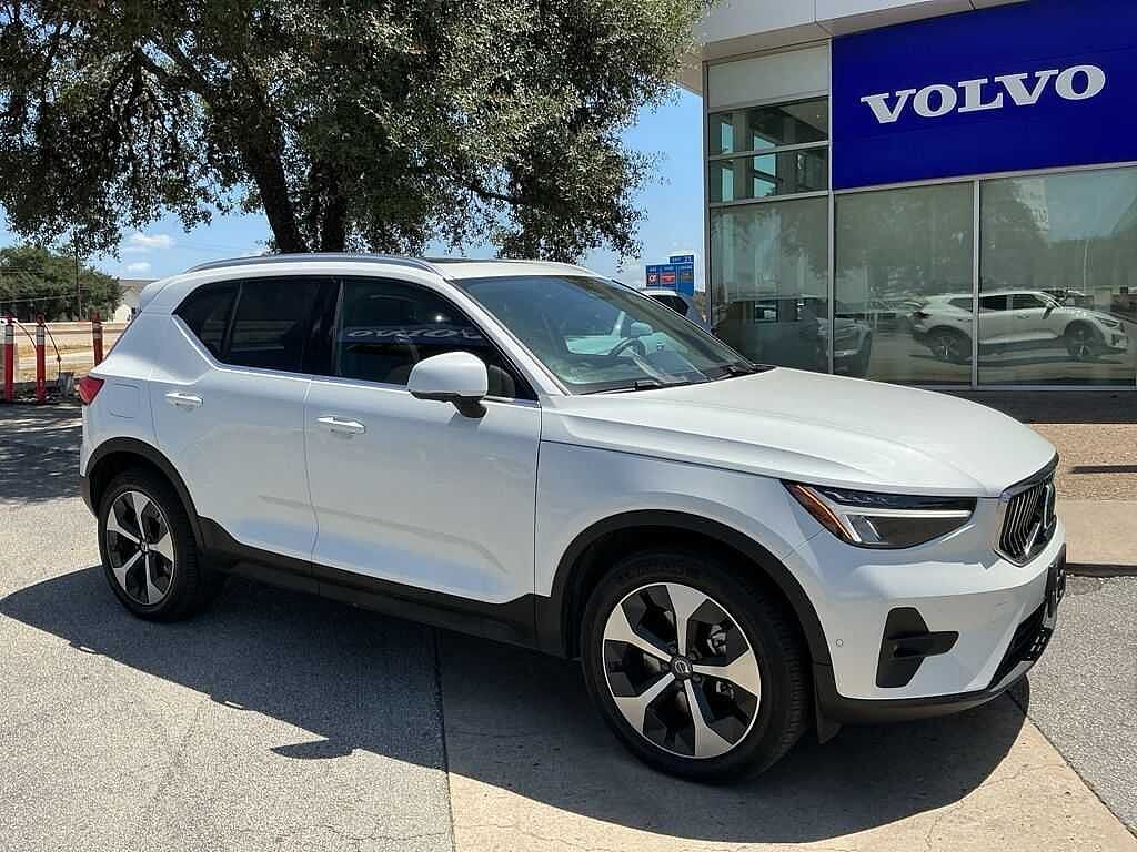 2025 VOLVO XC40