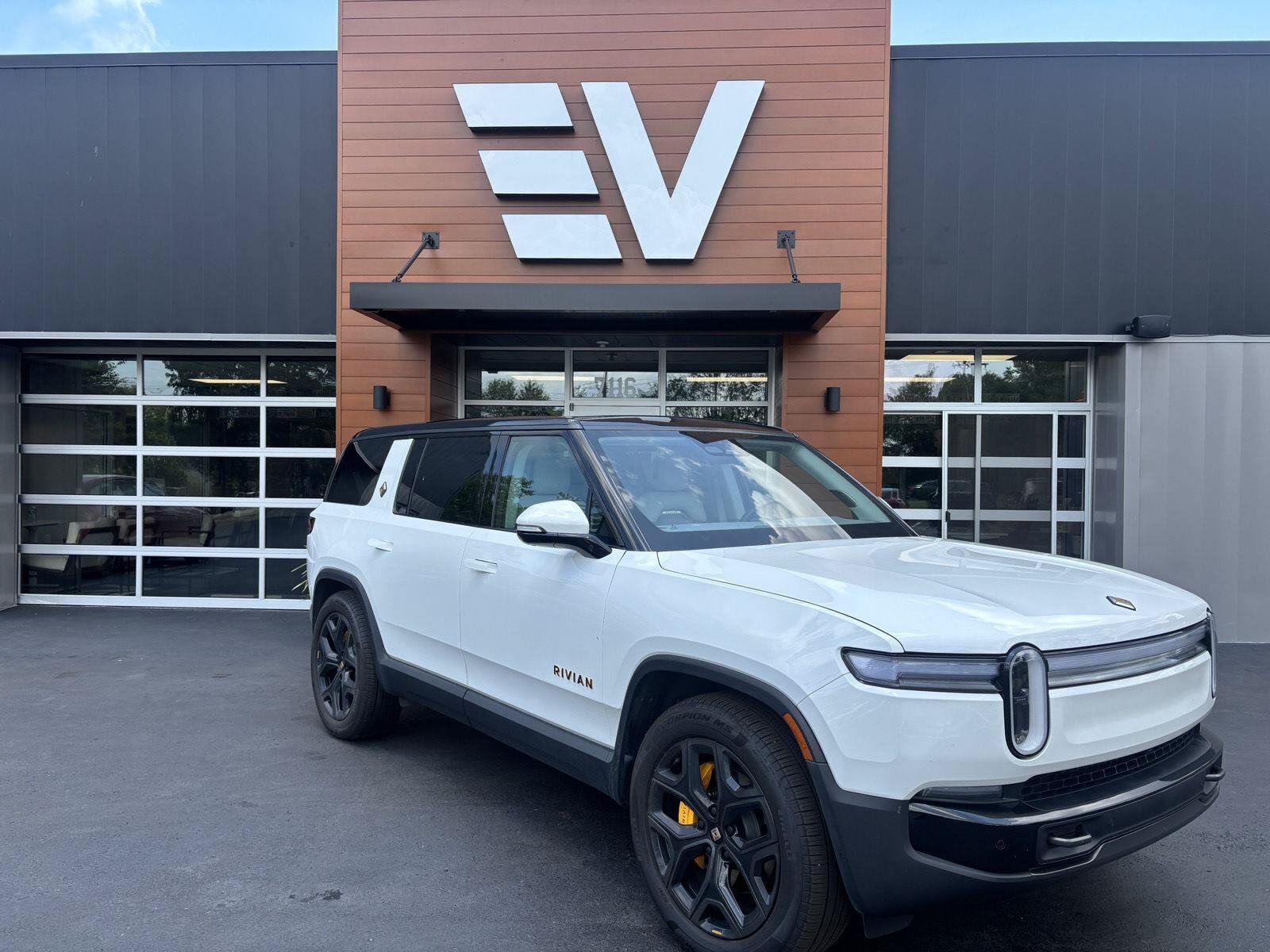 2025 RIVIAN R1S
