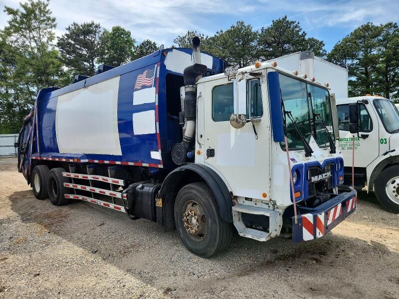 2011 MACK MRU